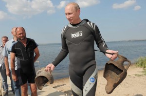 Putin holt Touristenabfall aus der Atilla Zeit ausm Wasser.